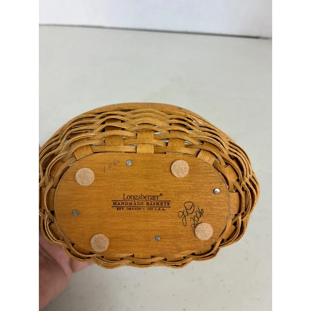 Longaberger 2006 Handmade Oval Basket with Plastic Liner‎ and Handle Brown